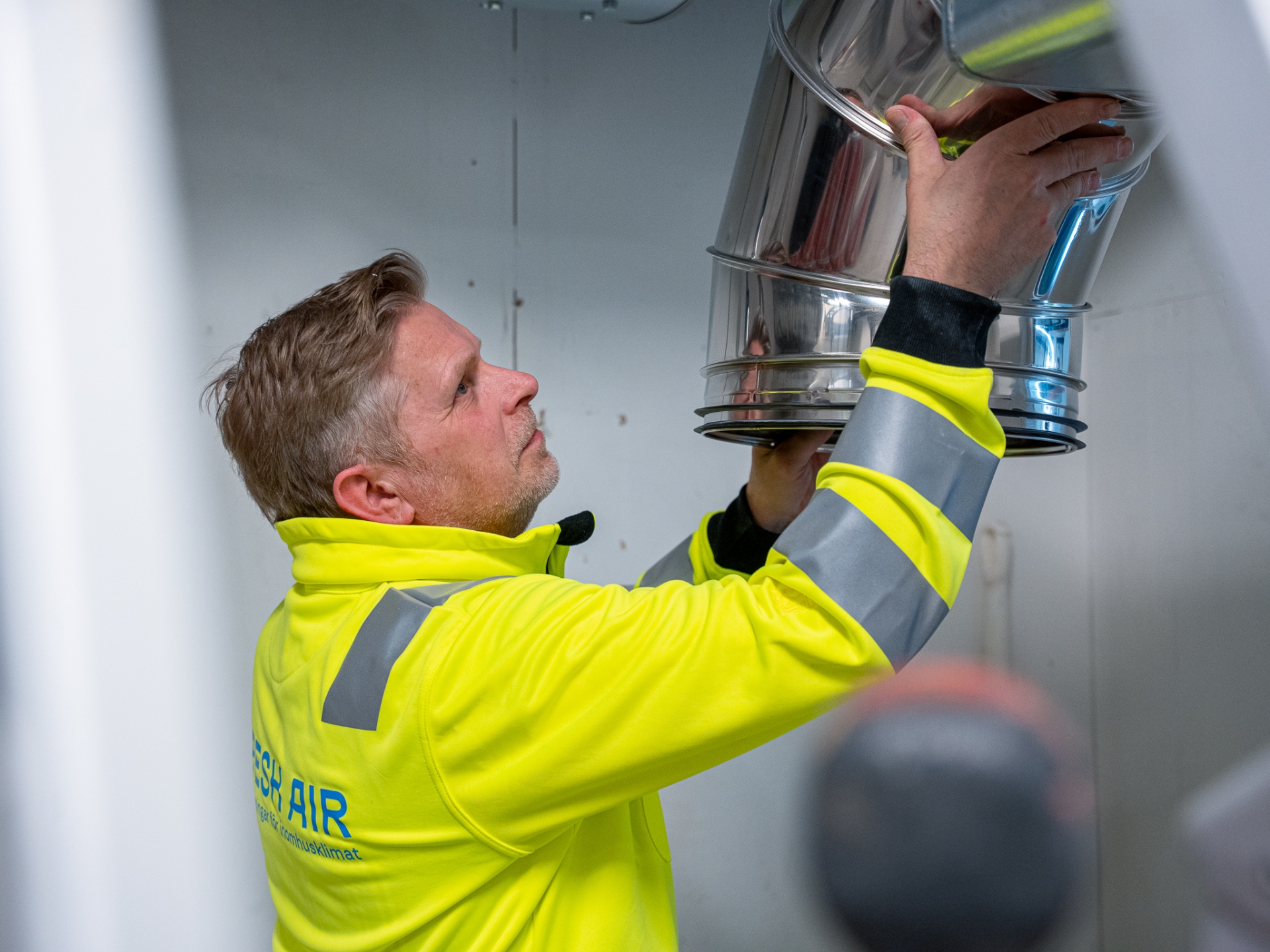 Fresh Air-tekniker installerar ventilation
